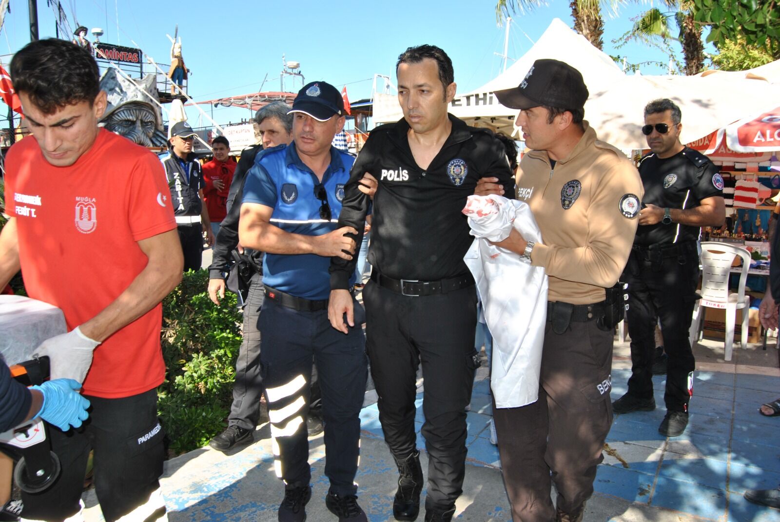 Kurt Köpeğinin Elinden Isırdığı Polis Hastaneye Kaldırıldı