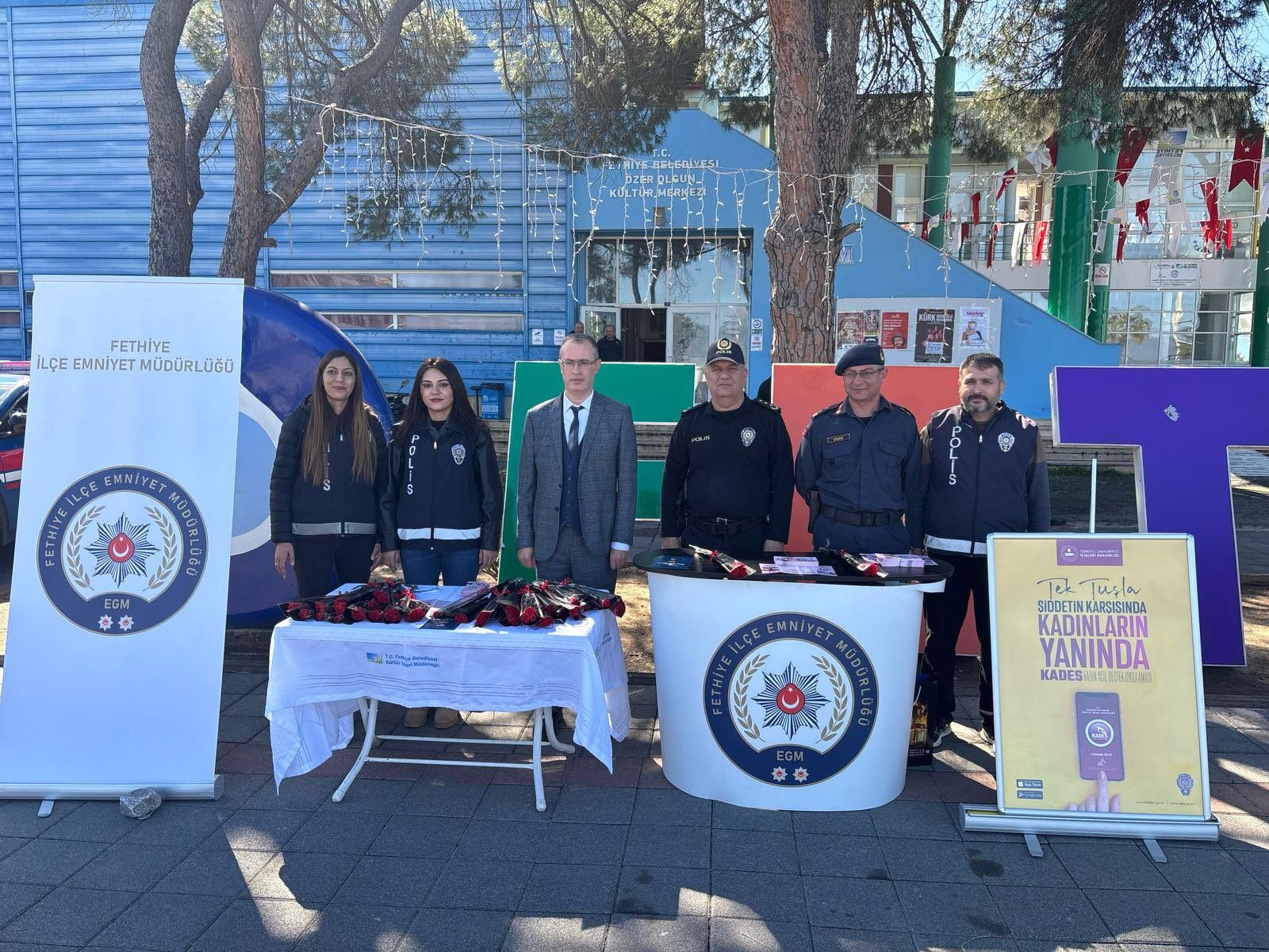 Kaymakam Ertaş, Fethiye'de Kurulan 'Şiddete Karşı Ses Ol' Standını Ziyaret Etti