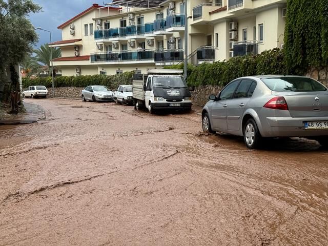 Fethiye’de Kuvvetli Yağış Hayatı Felç Etti