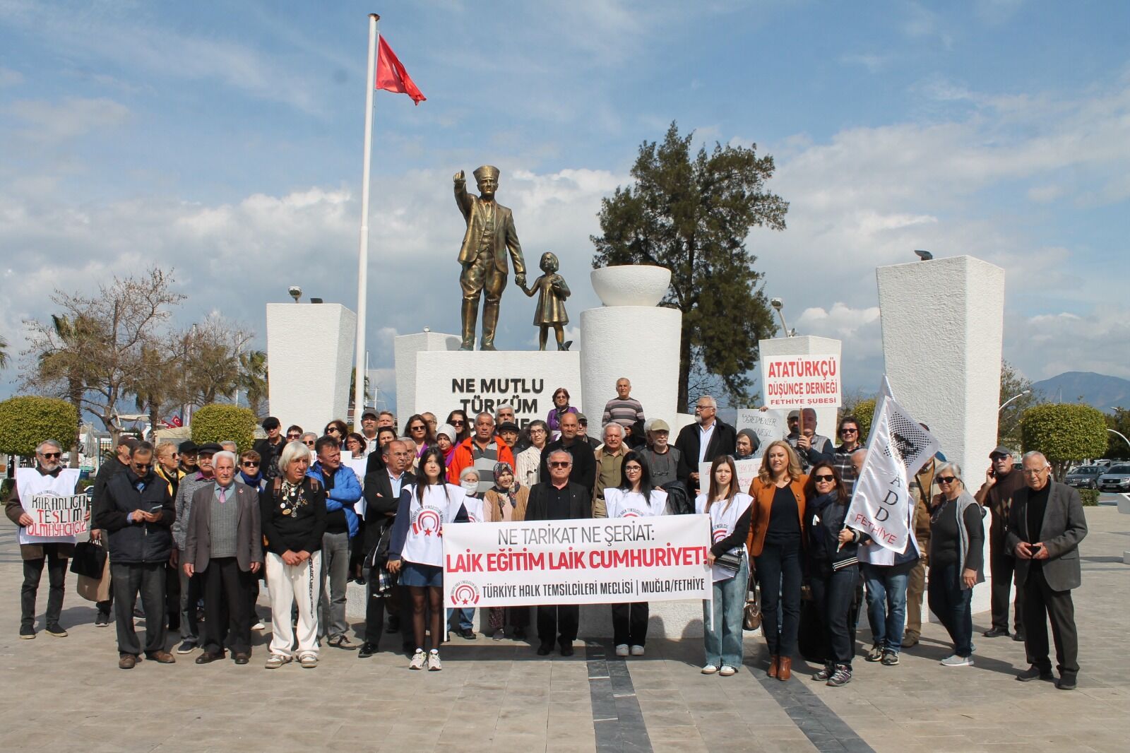 Fethiye'de 'Laik Eğitim, Laik Cumhuriyet' Yürüyüşü Gerçekleştirildi