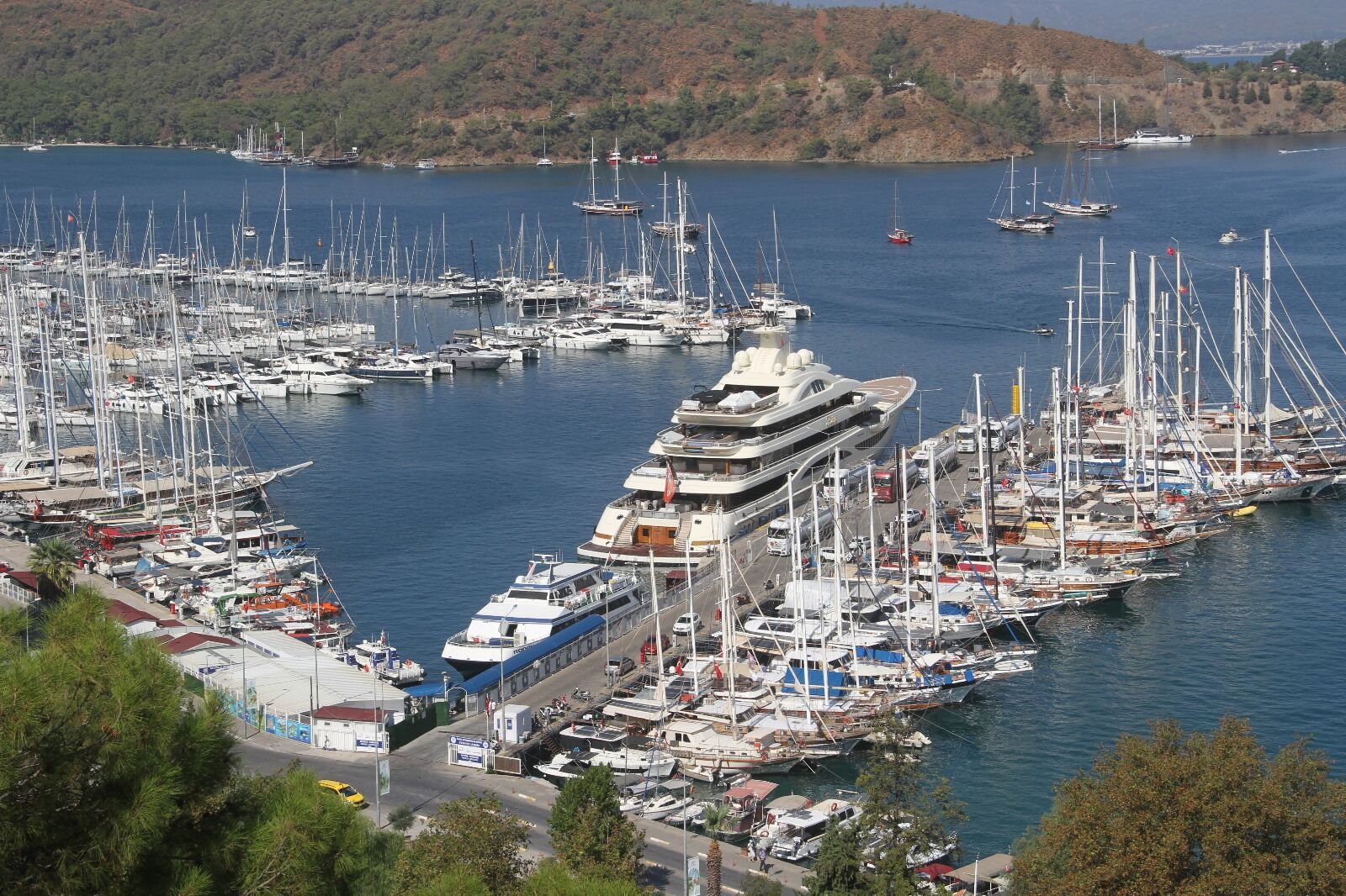 Fethiye’de Lüks Yat "Alaiya" 300 Ton Yakıt İkmali Yaptı