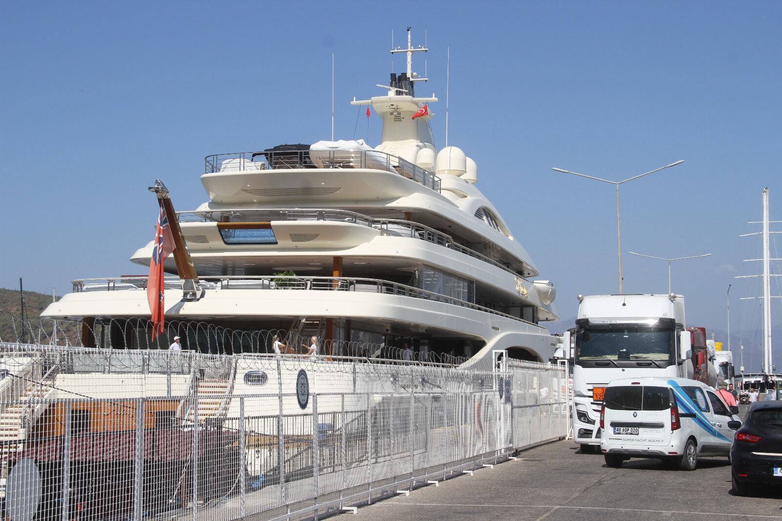 Fethiye’de Lüks Yat "Alaiya" 300 Ton Yakıt İkmali Yaptı