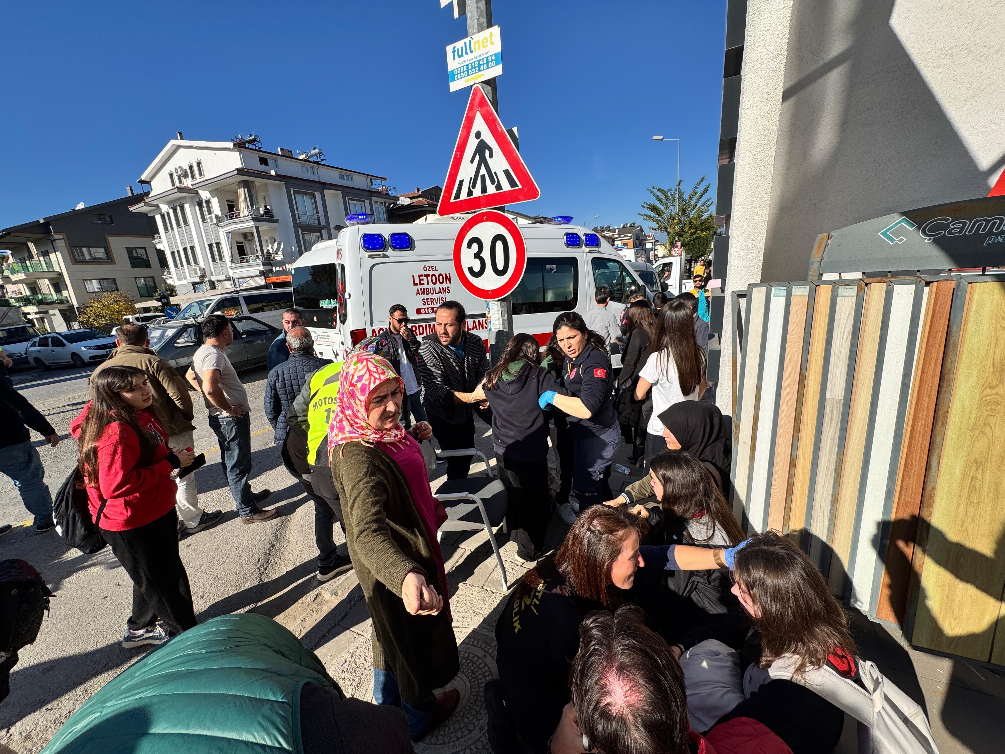 Fethiye’de Minibüs İle Ticari Araç Çarpıştı: 13 Yaralı