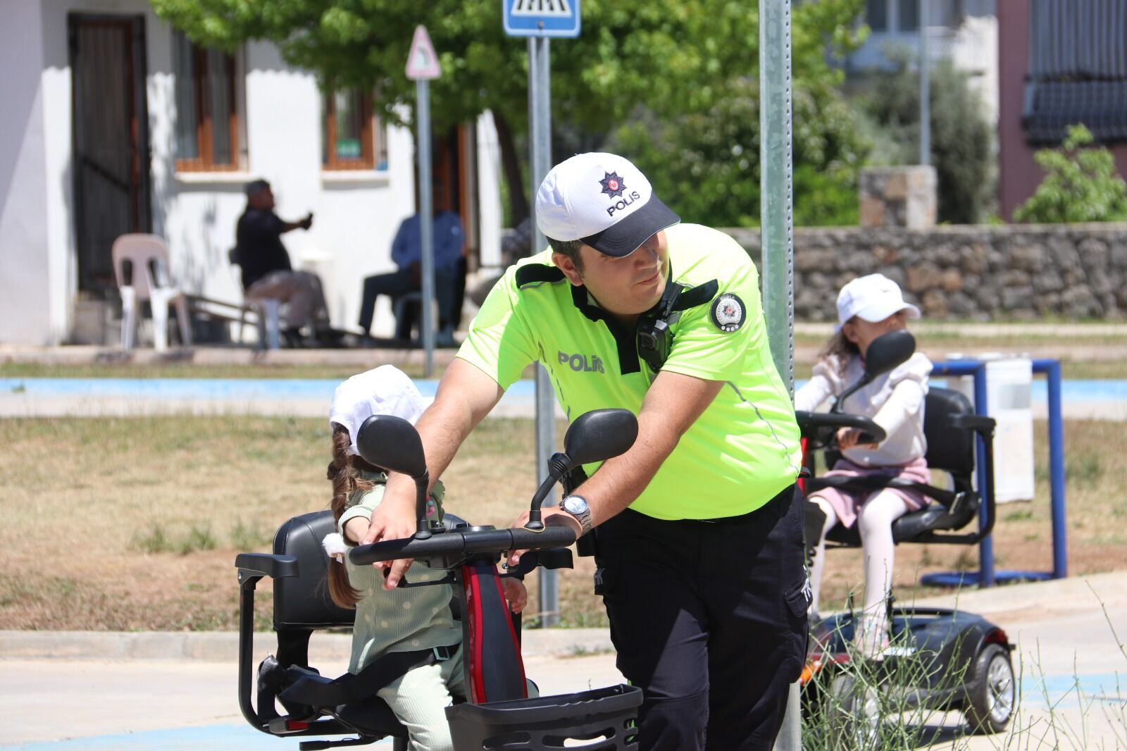 Fethiye’de Miniklere Uygulamalı Trafik Eğitimi
