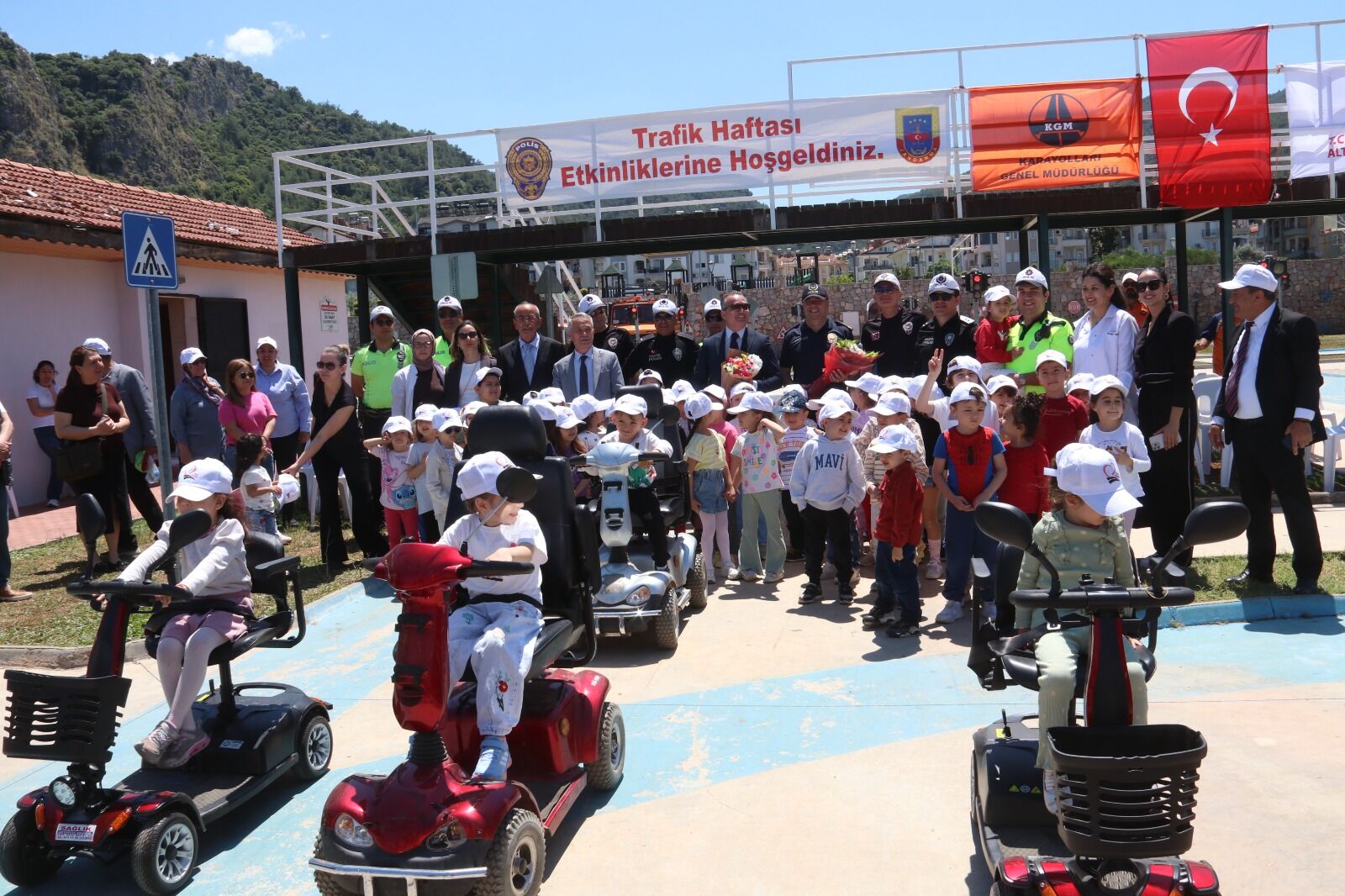 Fethiye’de Miniklere Uygulamalı Trafik Eğitimi