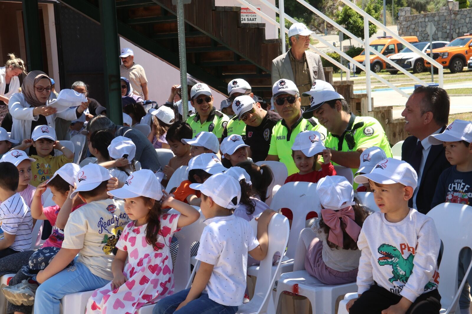 Fethiye’de Miniklere Uygulamalı Trafik Eğitimi