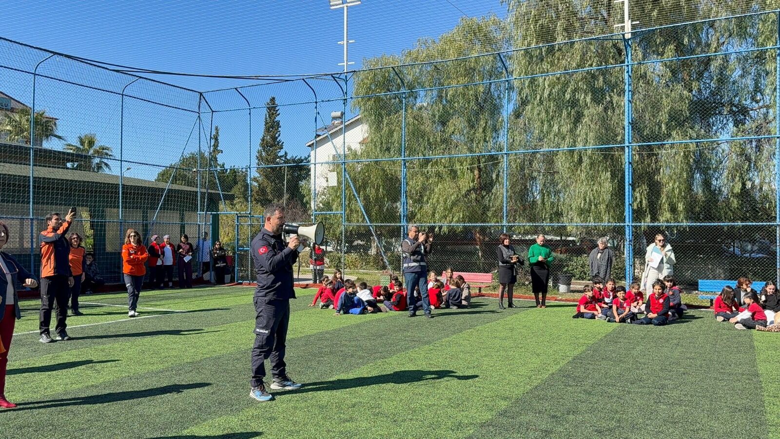 Fethiye’de Okullarda Deprem ve Tahliye Tatbikatı Gerçekleştirildi