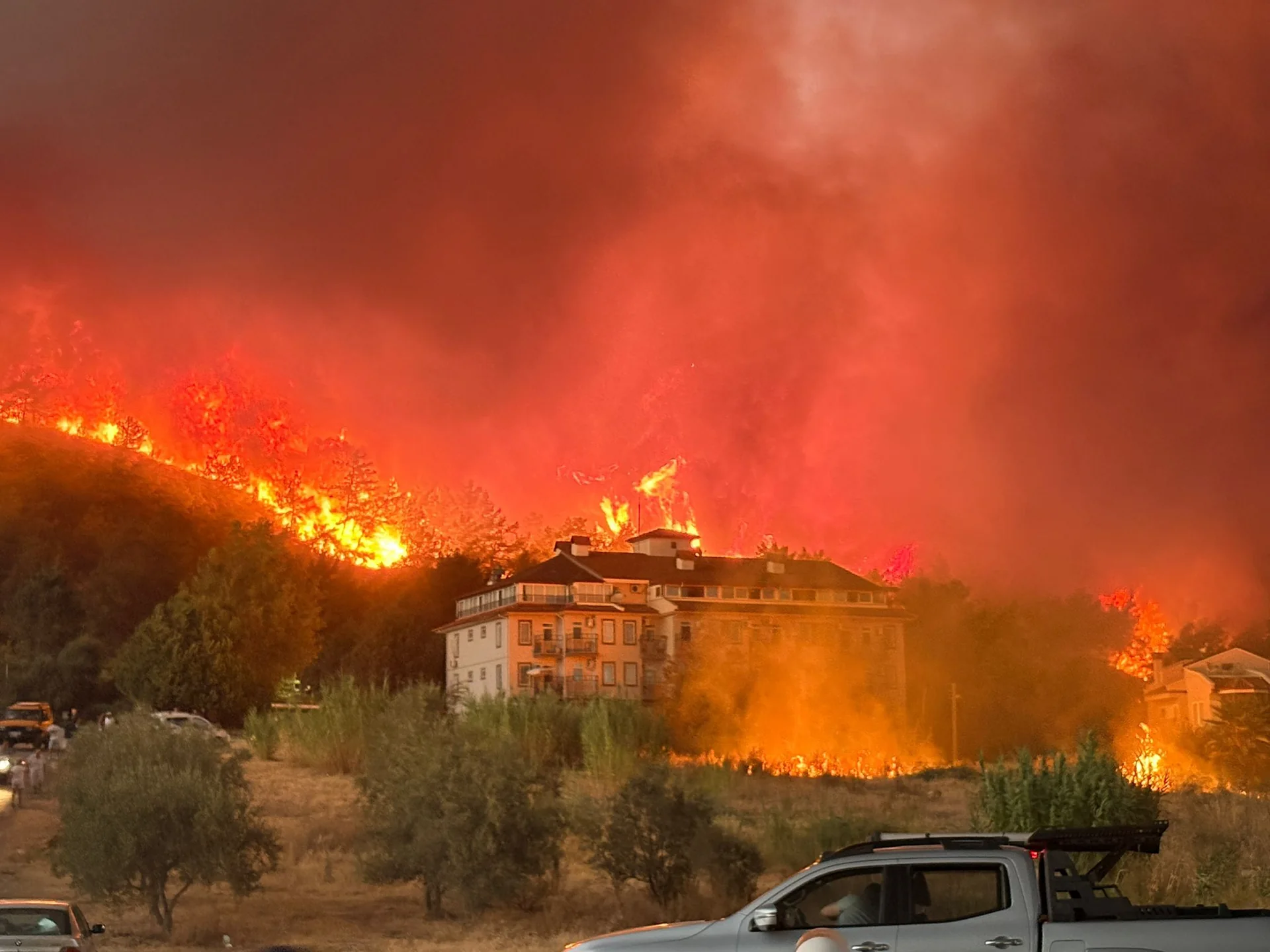 Fethiye’de Orman Yangını Kontrol Altına Alındı: 78 Hane Tahliye Edildi, 574 Kişi Güvenli Bölgeye Alındı