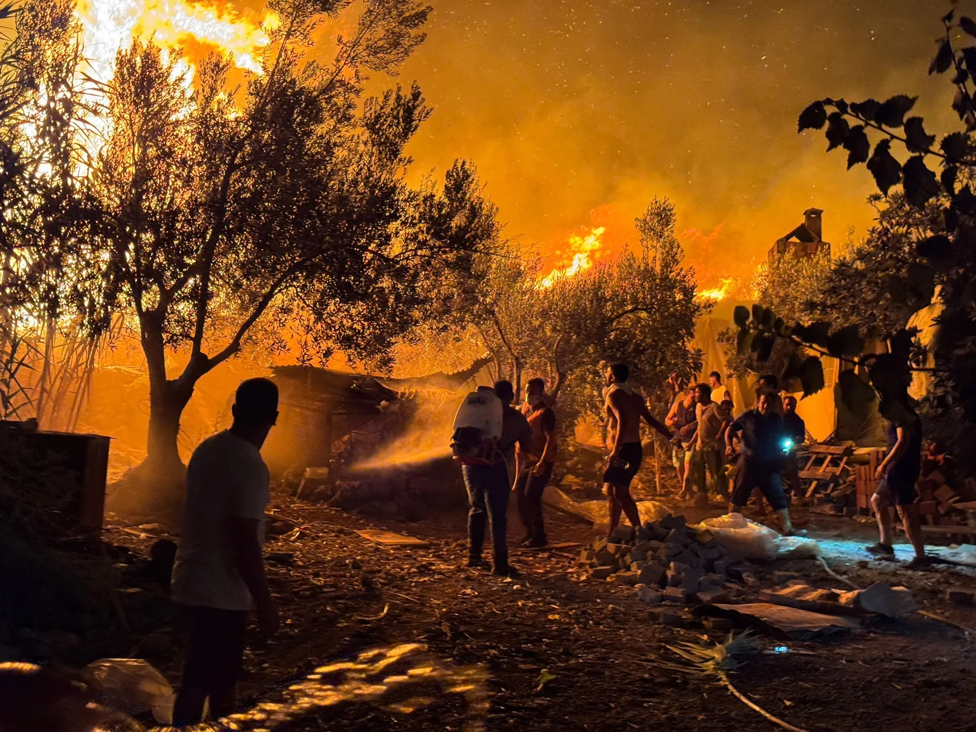 Fethiye’de Orman Yangını Kontrol Altına Alındı: 78 Hane Tahliye Edildi, 574 Kişi Güvenli Bölgeye Alındı