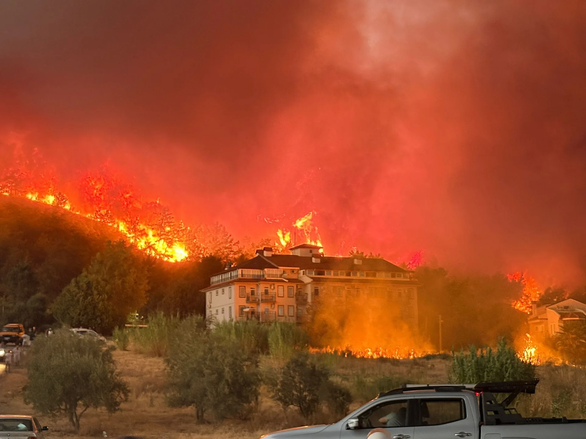 Fethiye’de Orman Yangını Kontrol Altına Alındı: 78 Hane Tahliye Edildi, 574 Kişi Güvenli Bölgeye Alındı