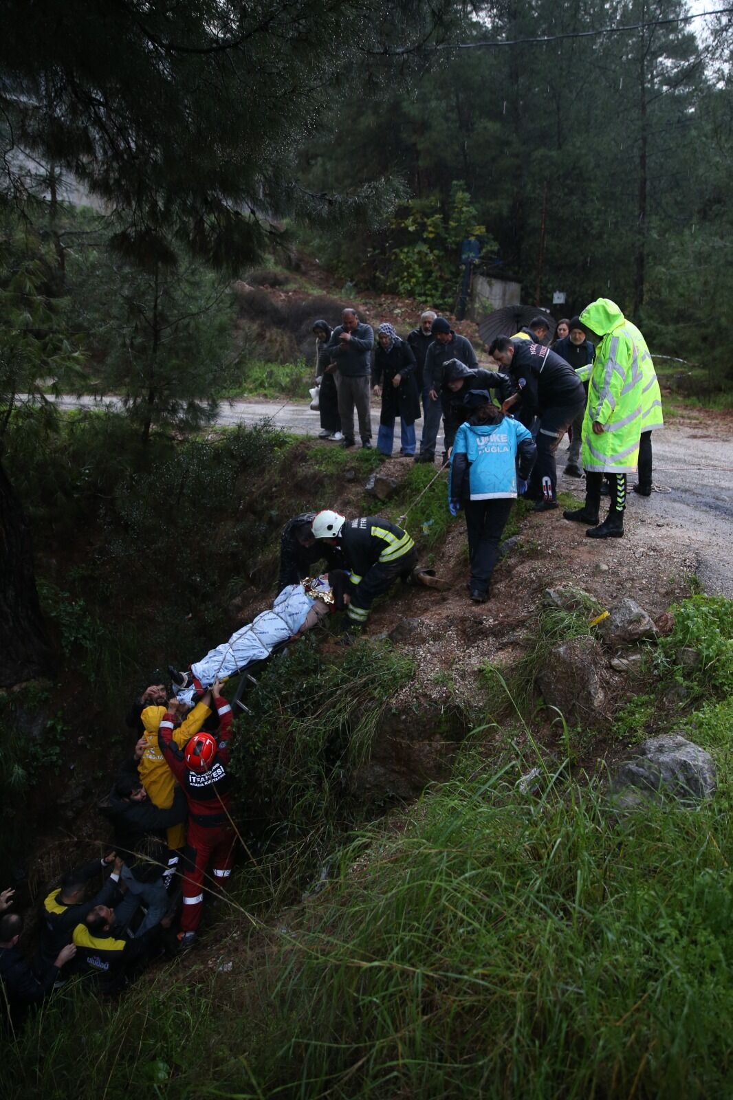 Fethiye’de Otomobil Uçuruma Düştü