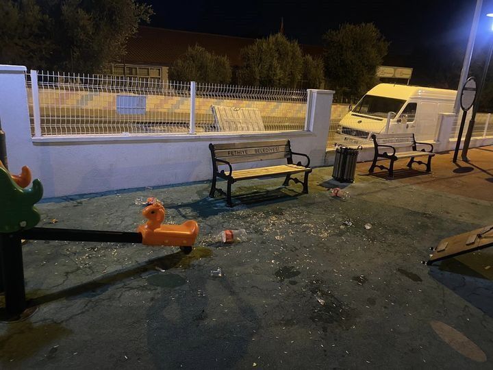 Fethiye’de Parkı Çöp İçinde Gören Muhtar Tepki Gösterdi