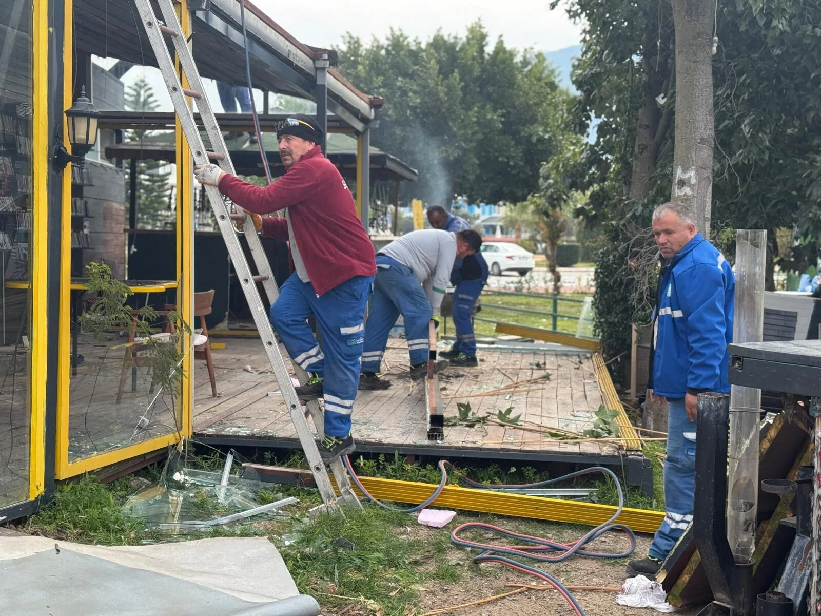 Fethiye’de Sahil Bandında Kaçak Yapılara Yıkım