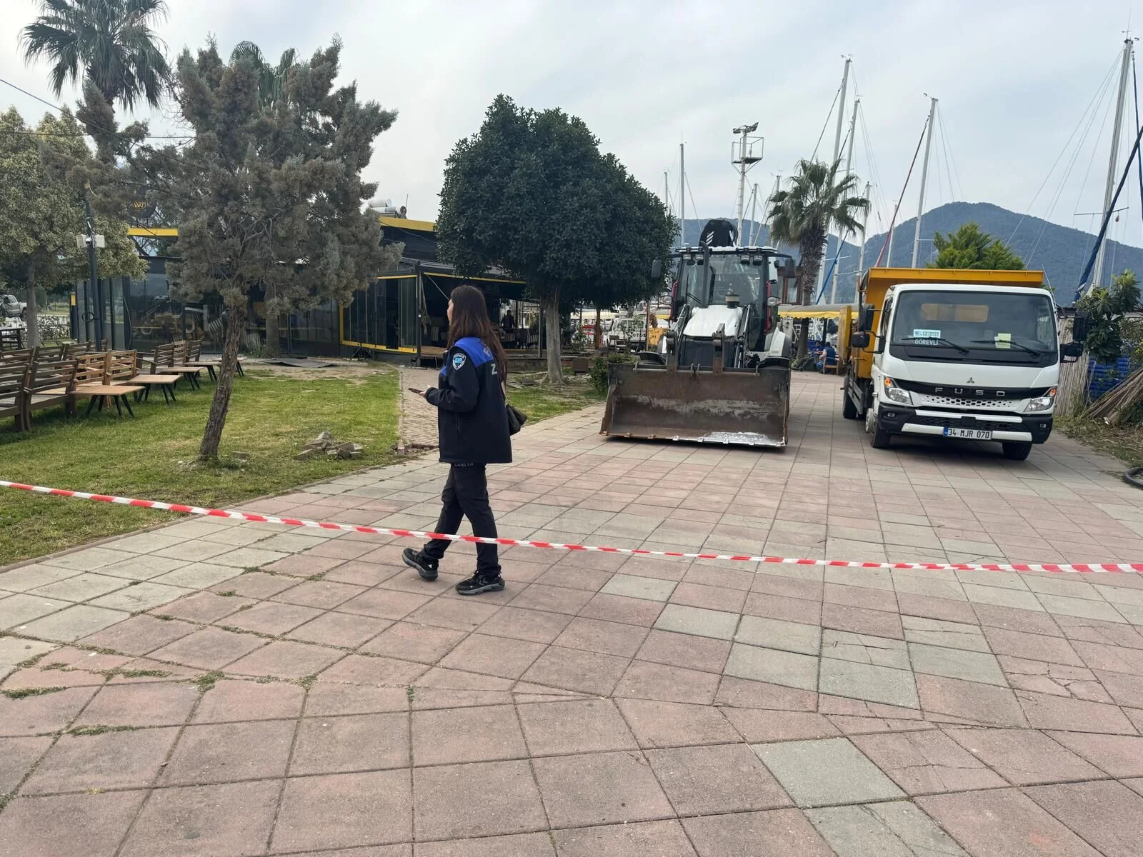 Fethiye’de Sahil Bandında Kaçak Yapılara Yıkım