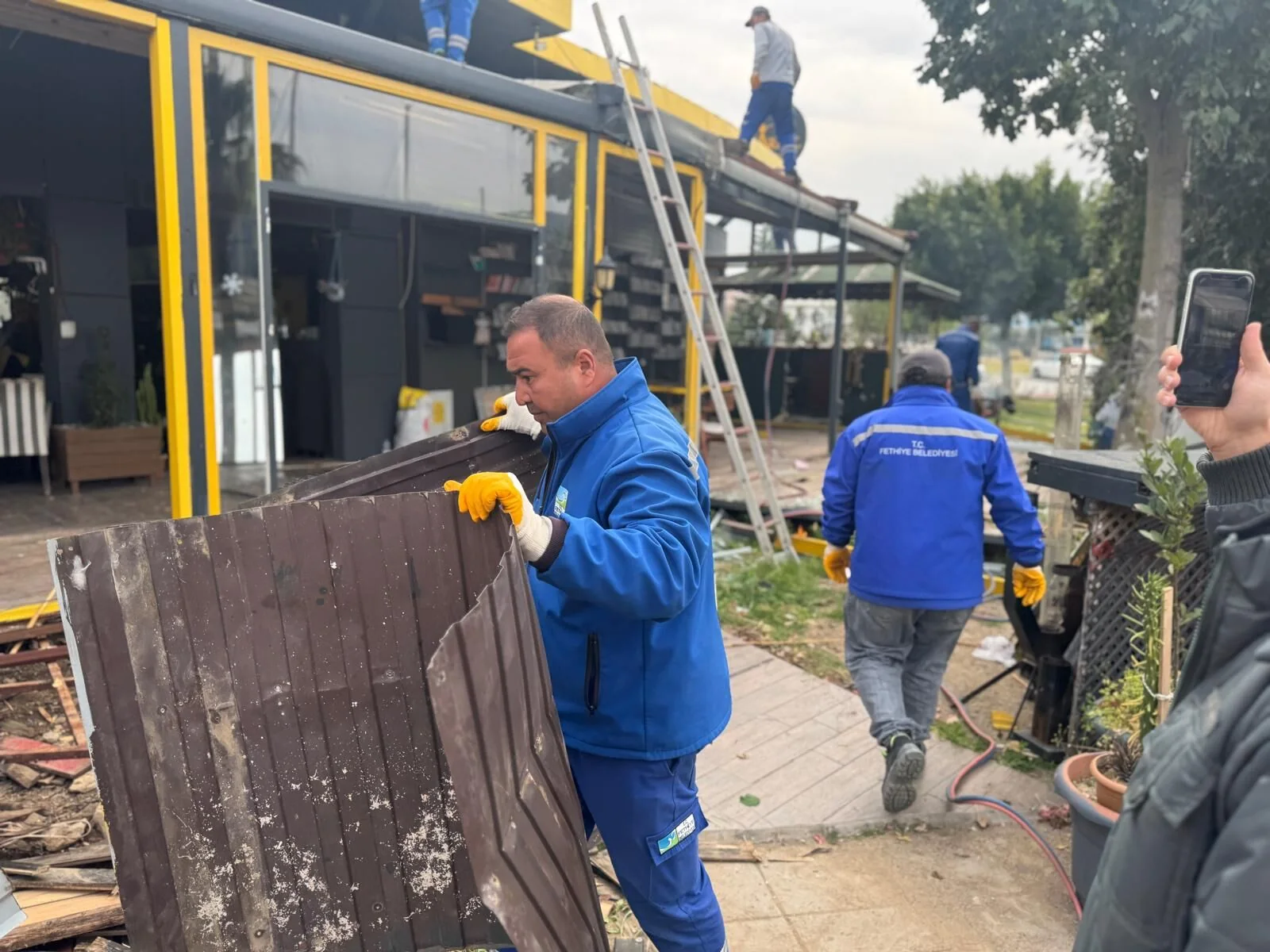 Fethiye’de Sahil Bandında Kaçak Yapılara Yıkım