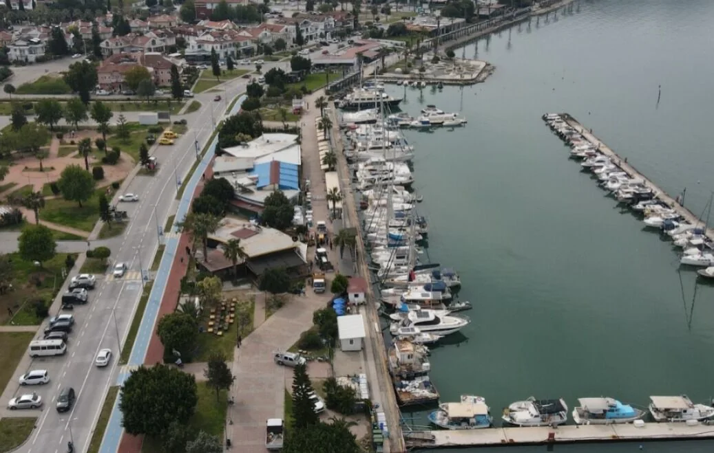 Fethiye’de Sahil Bandında Kaçak Yapılara Yıkım