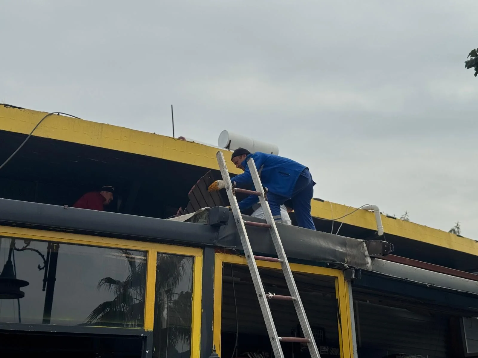 Fethiye’de Sahil Bandında Kaçak Yapılara Yıkım