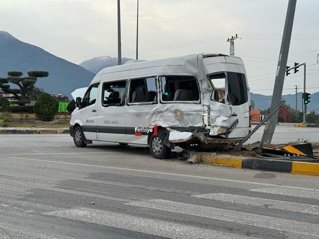 Fethiye’de Servis Minibüsü ile Kamyon Çarpıştı: 4 Yaralı
