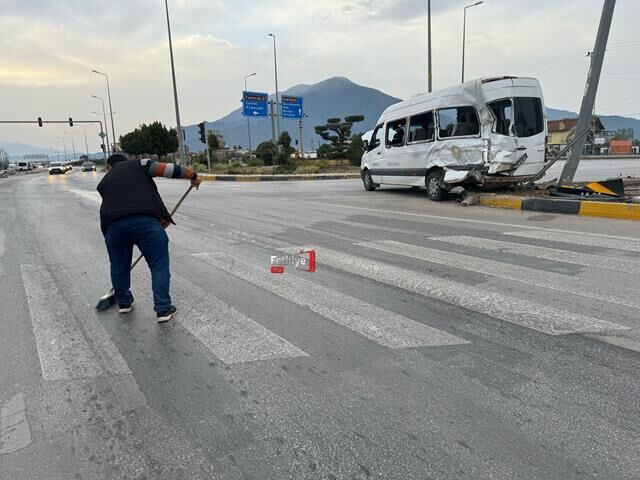 Fethiye’de Servis Minibüsü ile Kamyon Çarpıştı: 4 Yaralı