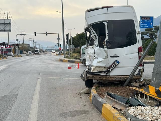 Fethiye’de Servis Minibüsü ile Kamyon Çarpıştı: 4 Yaralı