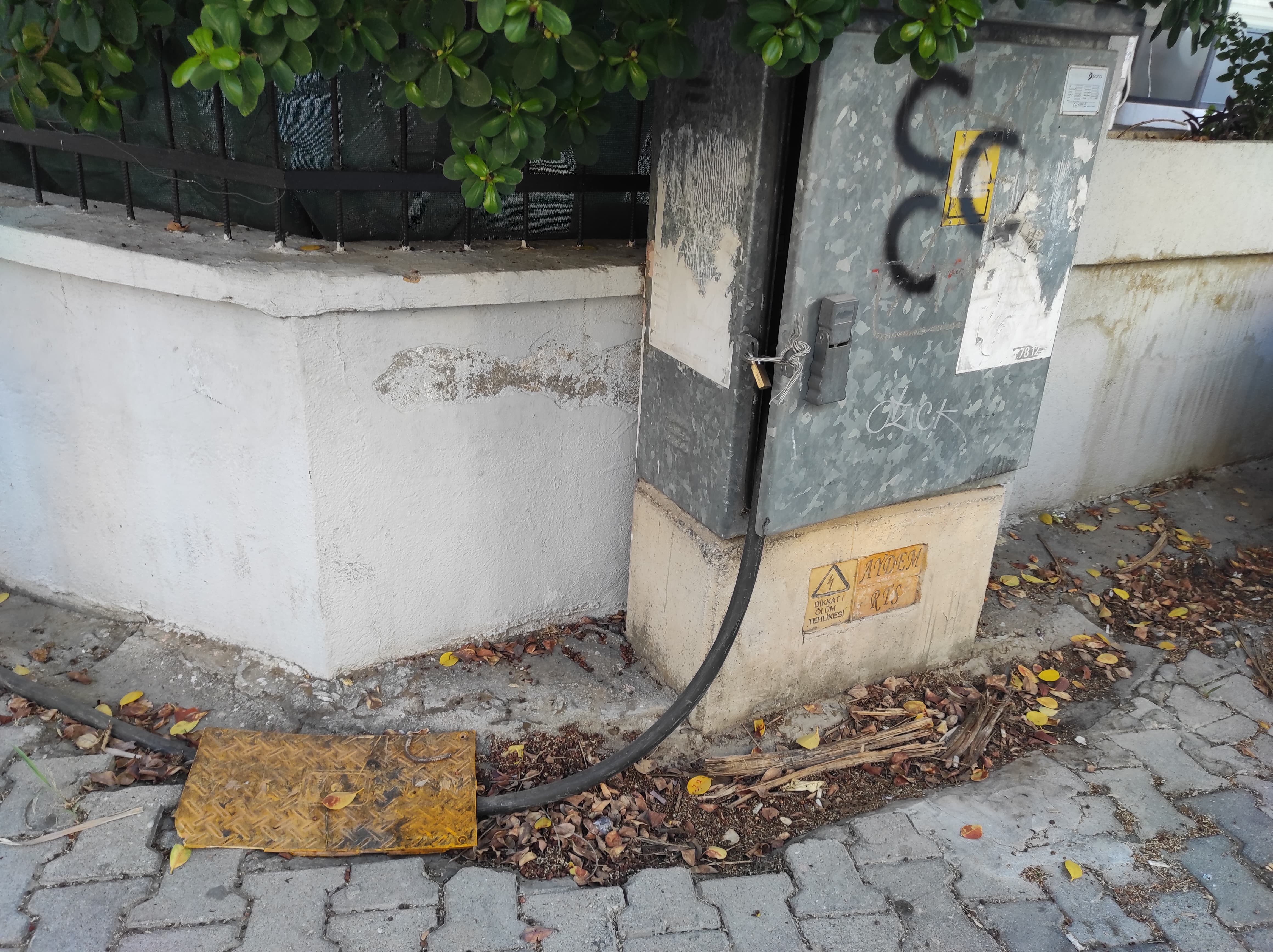 Fethiye’de Sokak Ortasından Elektrik Kablosu Geçiyor