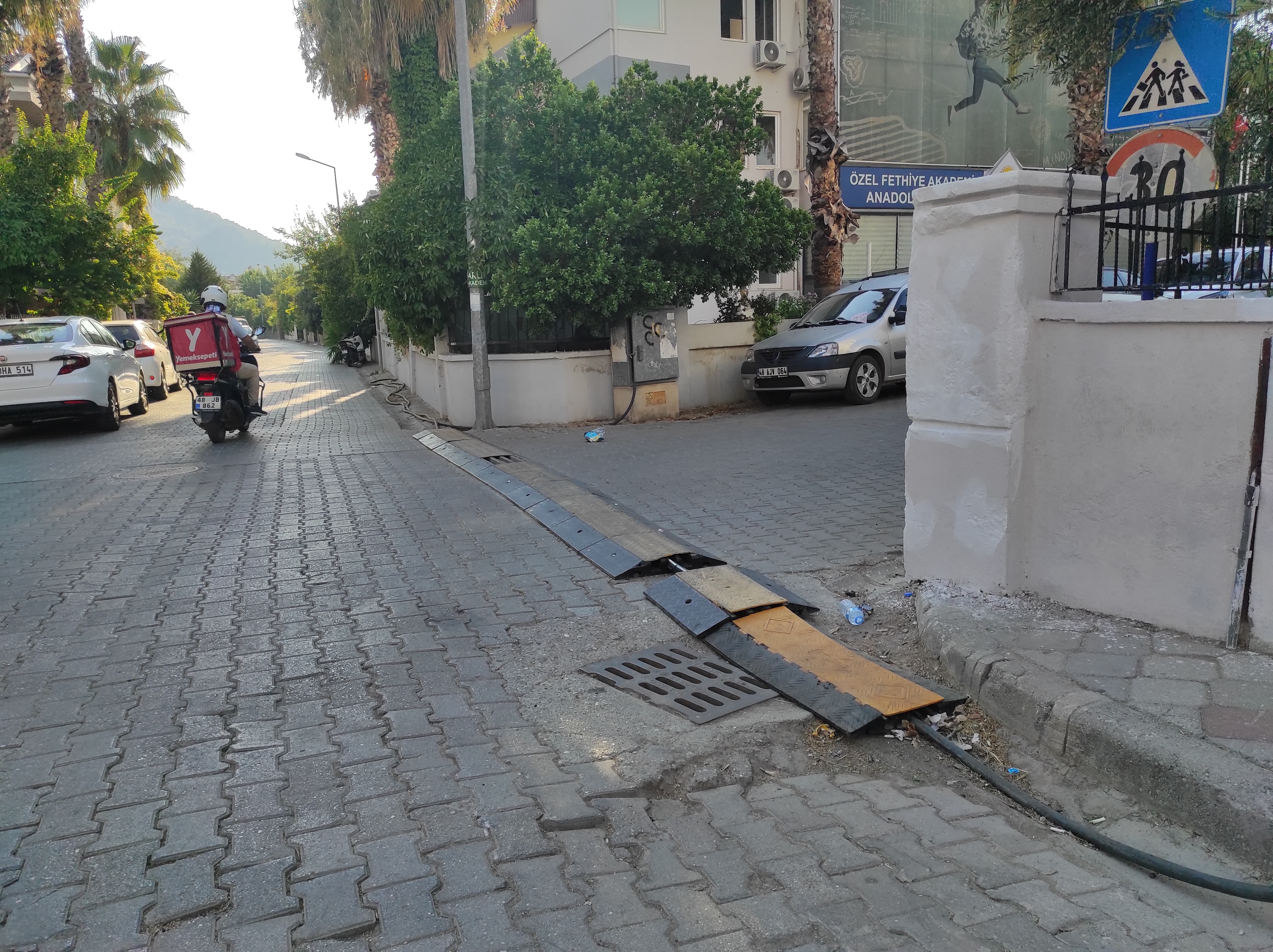 Fethiye’de Sokak Ortasından Elektrik Kablosu Geçiyor