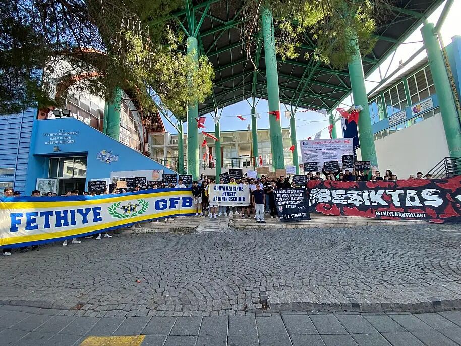 Fethiye'de Taraftarlar 'Çocuğa Ve Kadına Şiddete Hayır!' Dediler