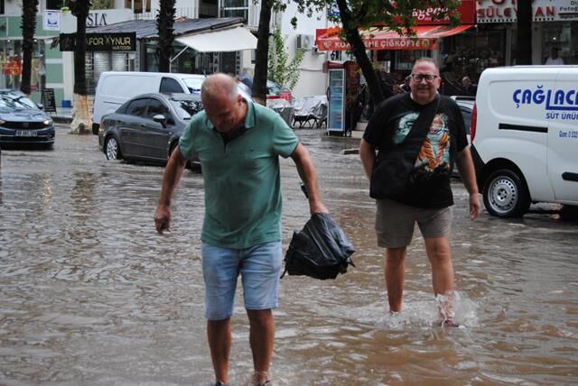 Fethiye’de Turistlere Yağmur Sürprizi