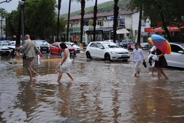 Fethiye’de Turistlere Yağmur Sürprizi