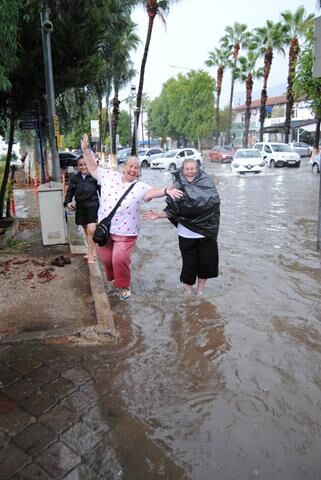 Fethiye’de Turistlere Yağmur Sürprizi