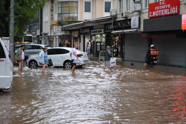 Fethiye’de Turistlere Yağmur Sürprizi