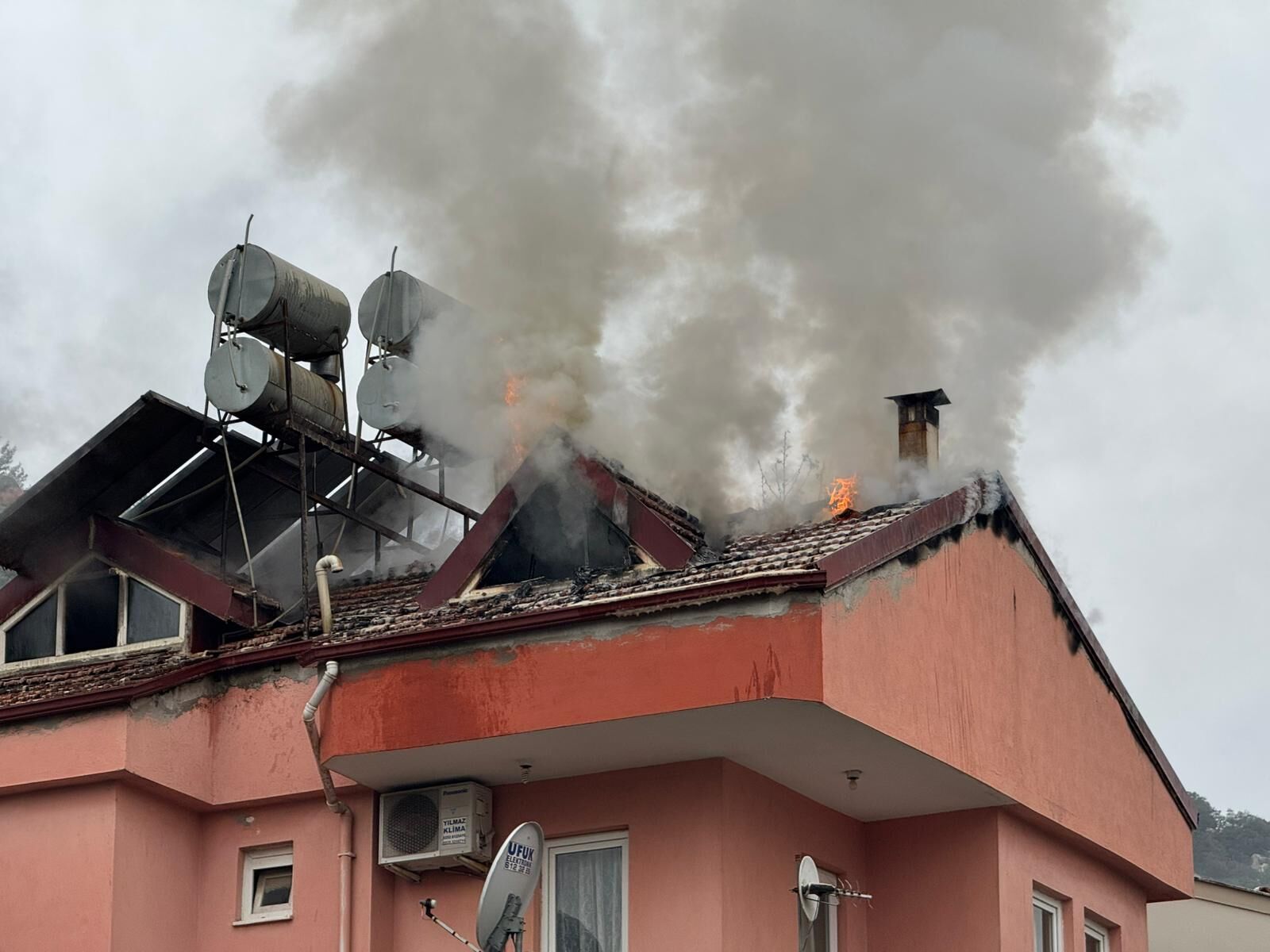Fethiye’de Üç Katlı Evin Çatı Katı Alevlere Teslim Oldu