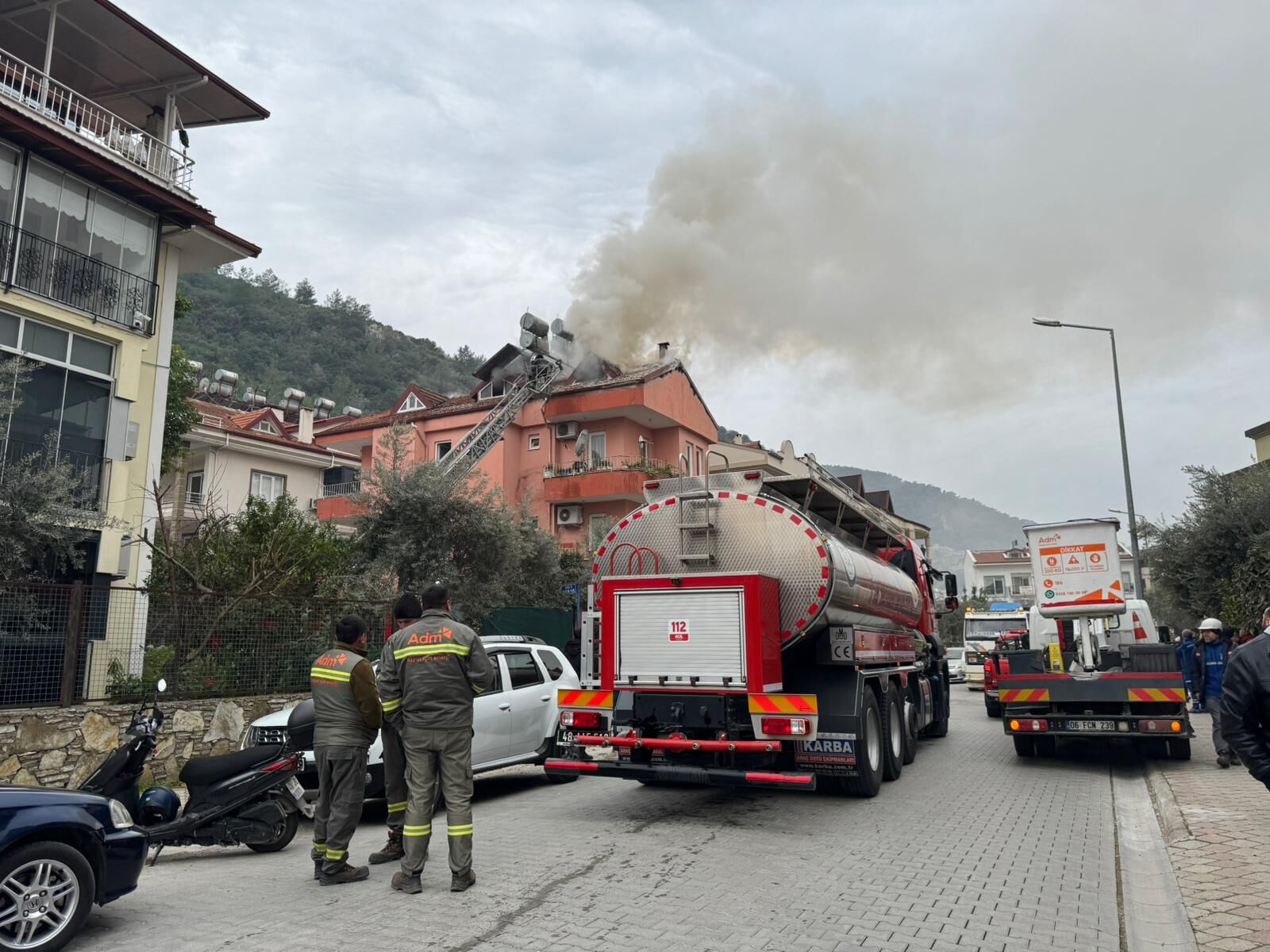 Fethiye’de Üç Katlı Evin Çatı Katı Alevlere Teslim Oldu