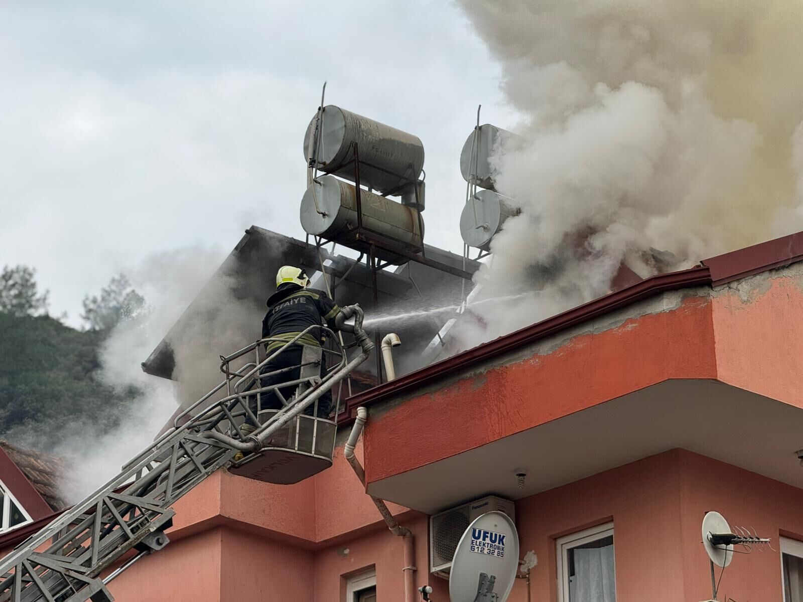 Fethiye’de Üç Katlı Evin Çatı Katı Alevlere Teslim Oldu