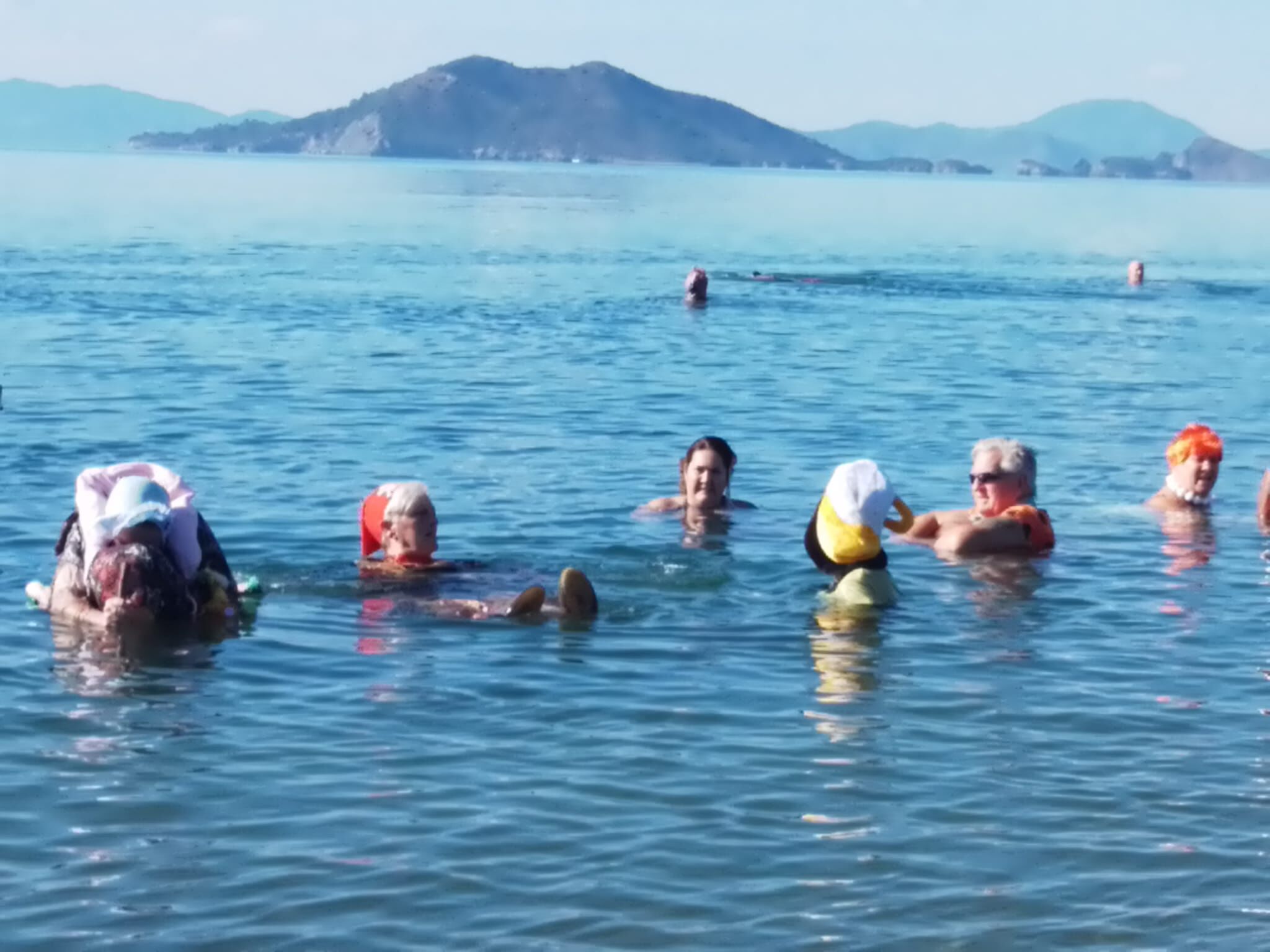 Fethiye'de Yardıma Muhtaç Çocuklar ve Hayvanlar İçin Denize Girdiler