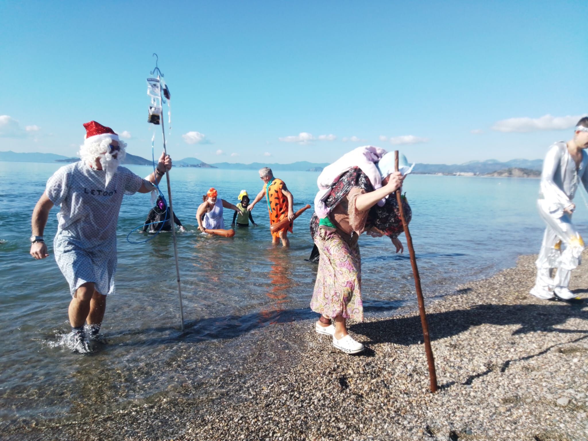 Fethiye'de Yardıma Muhtaç Çocuklar ve Hayvanlar İçin Denize Girdiler