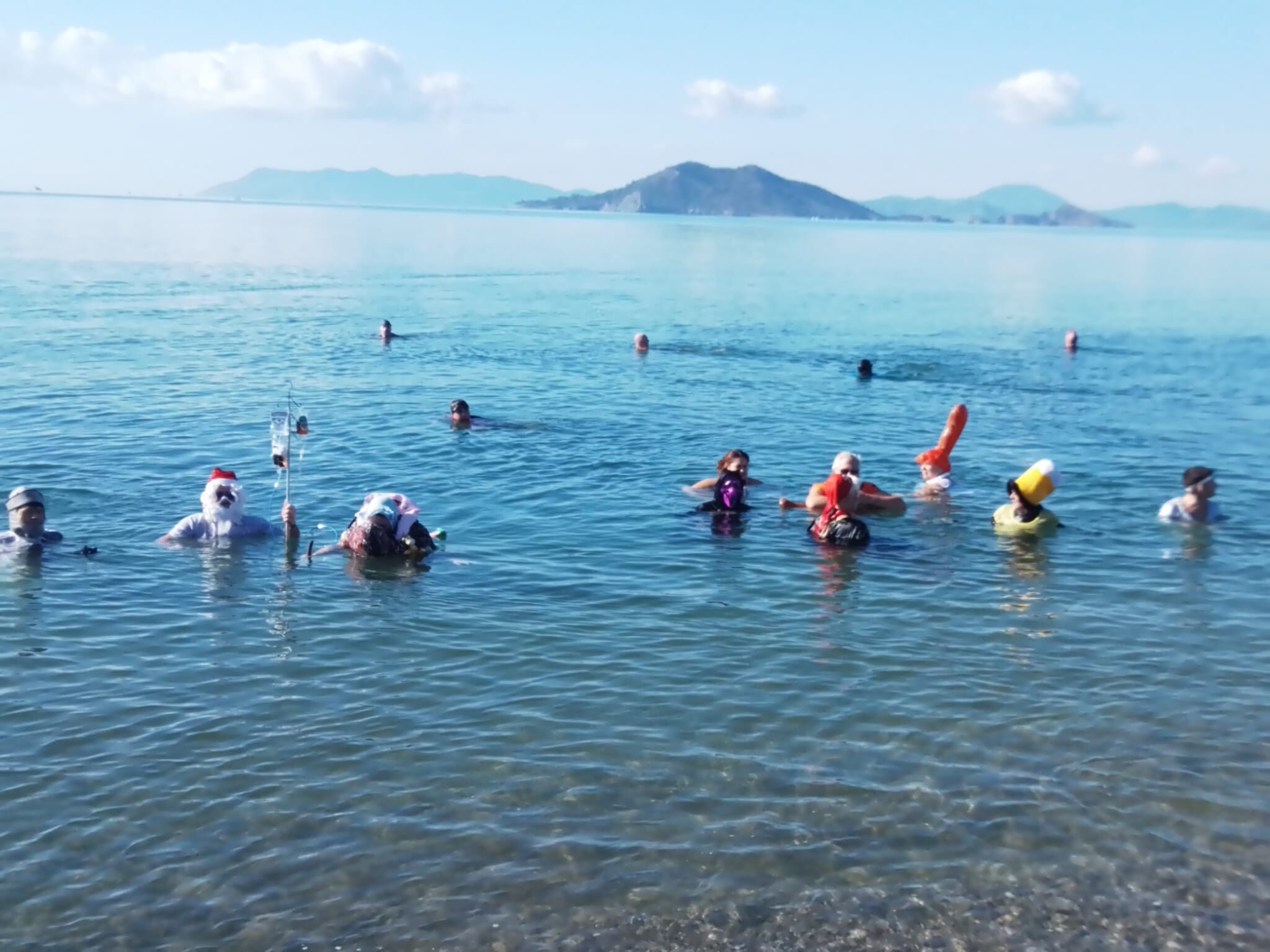 Fethiye'de Yardıma Muhtaç Çocuklar ve Hayvanlar İçin Denize Girdiler