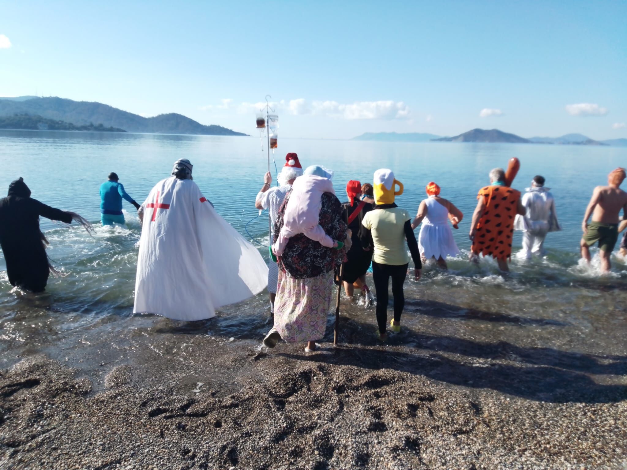 Fethiye'de Yardıma Muhtaç Çocuklar ve Hayvanlar İçin Denize Girdiler