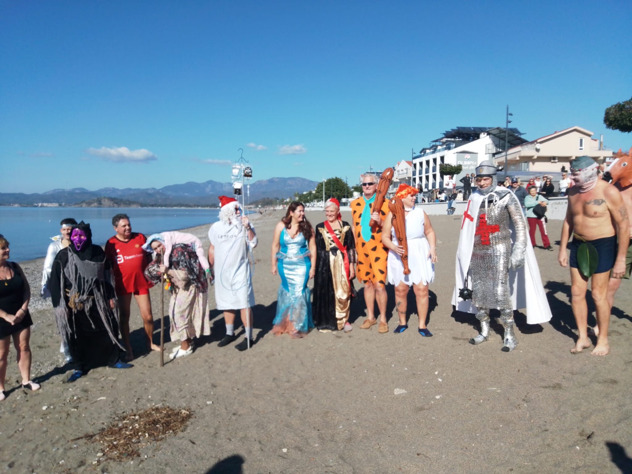 Fethiye'de Yardıma Muhtaç Çocuklar ve Hayvanlar İçin Denize Girdiler