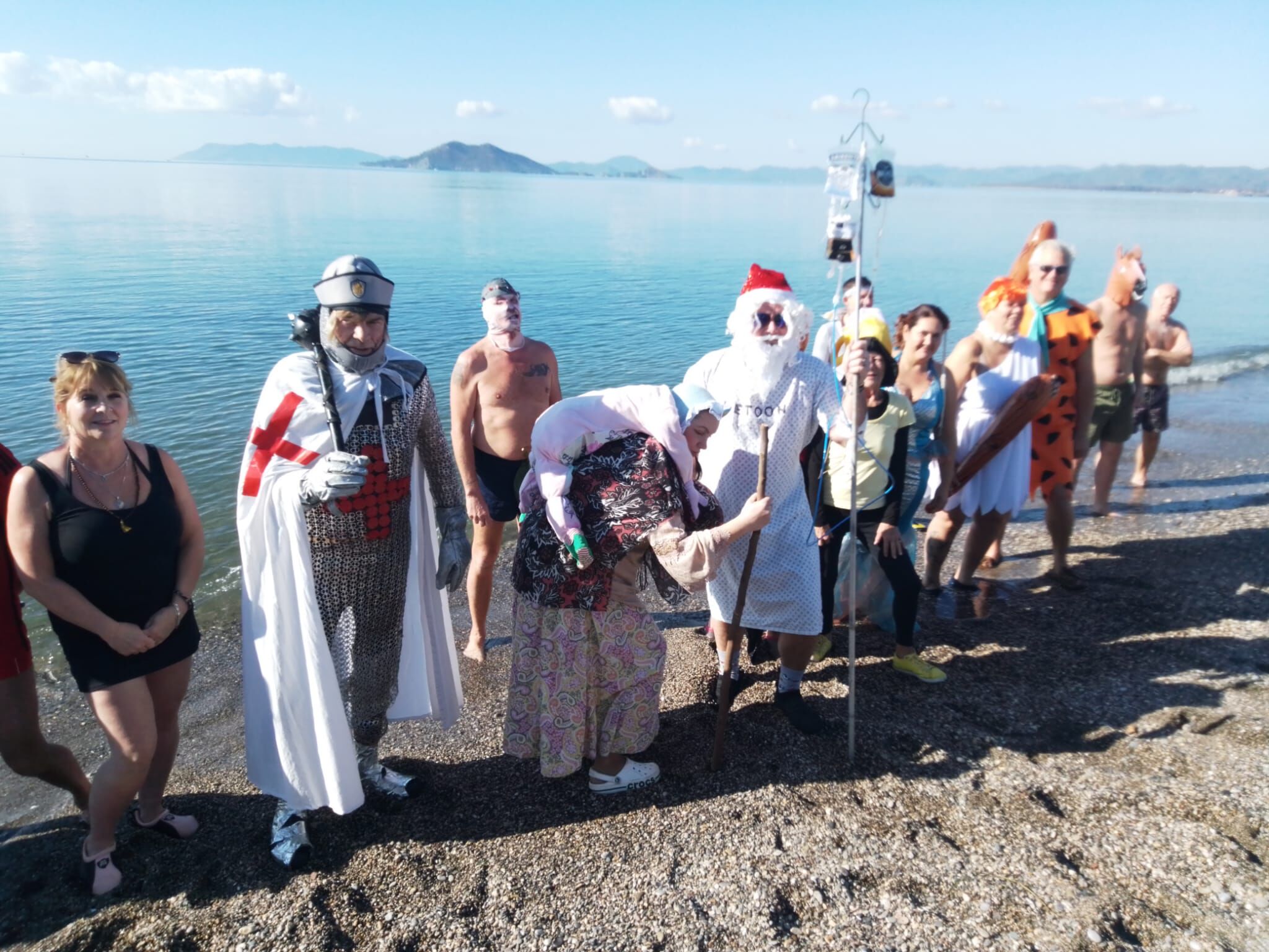 Fethiye'de Yardıma Muhtaç Çocuklar ve Hayvanlar İçin Denize Girdiler
