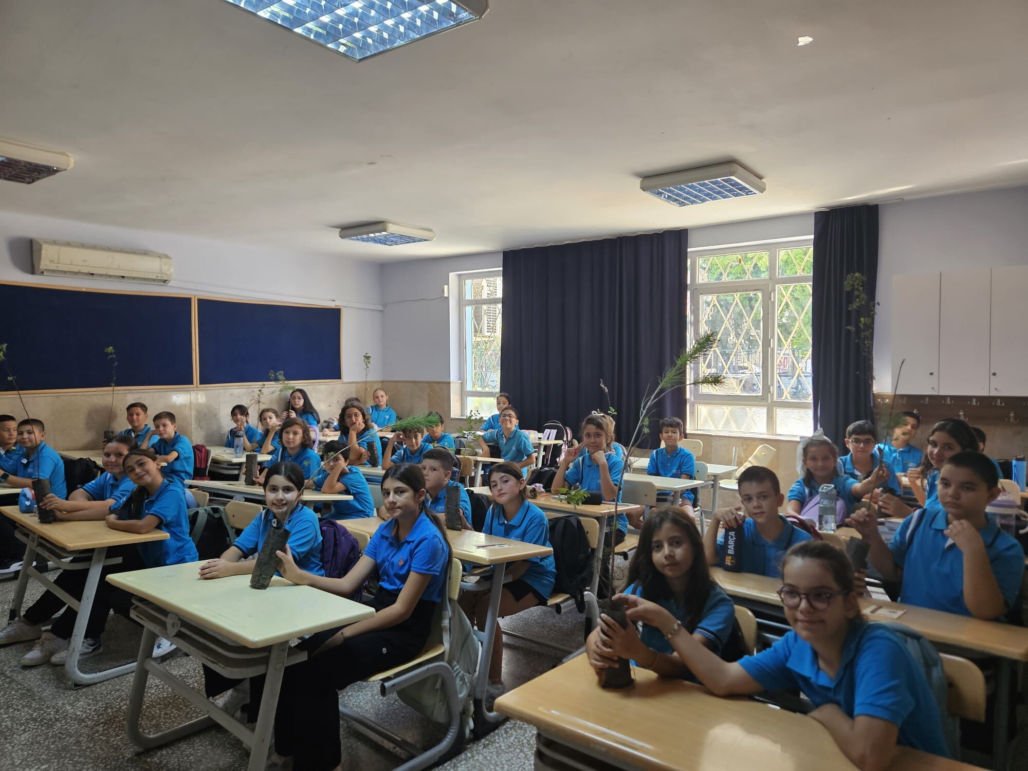 Fethiye’de Yeni Öğrencileri Fidanla Karşıladılar