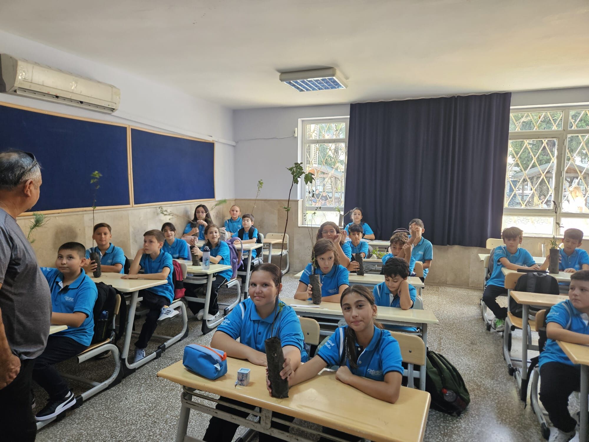 Fethiye’de Yeni Öğrencileri Fidanla Karşıladılar