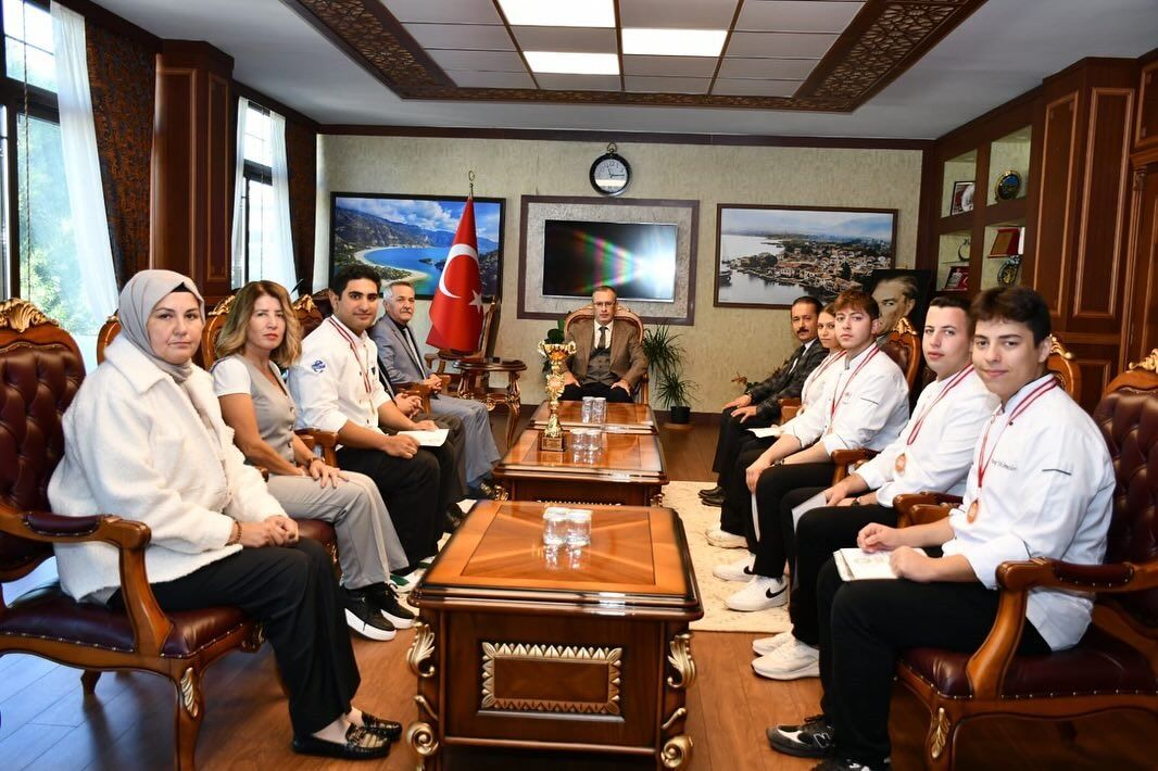 Fethiye’de “Yılın En İyi Lisesi” Ödülünü Alan Öğrenciler, Kaymakam Ertaş İle Buluştu