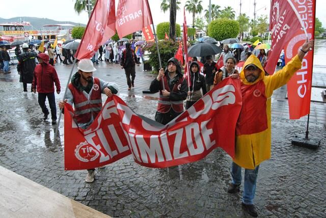 Fethiye'de Yağmur Altında 1 Mayıs Yürüyüşü