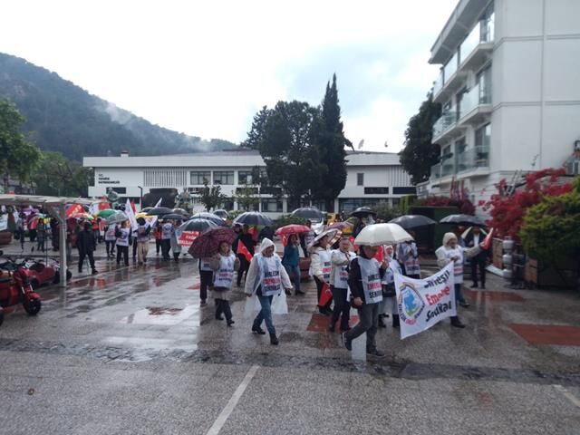 Fethiye'de Yağmur Altında 1 Mayıs Yürüyüşü