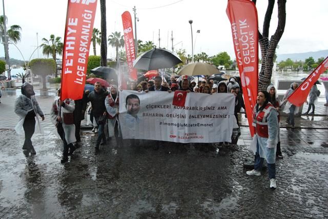 Fethiye'de Yağmur Altında 1 Mayıs Yürüyüşü