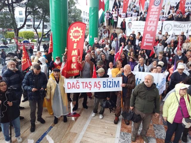 Fethiye'de Yağmur Altında 1 Mayıs Yürüyüşü