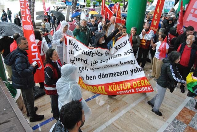 Fethiye'de Yağmur Altında 1 Mayıs Yürüyüşü