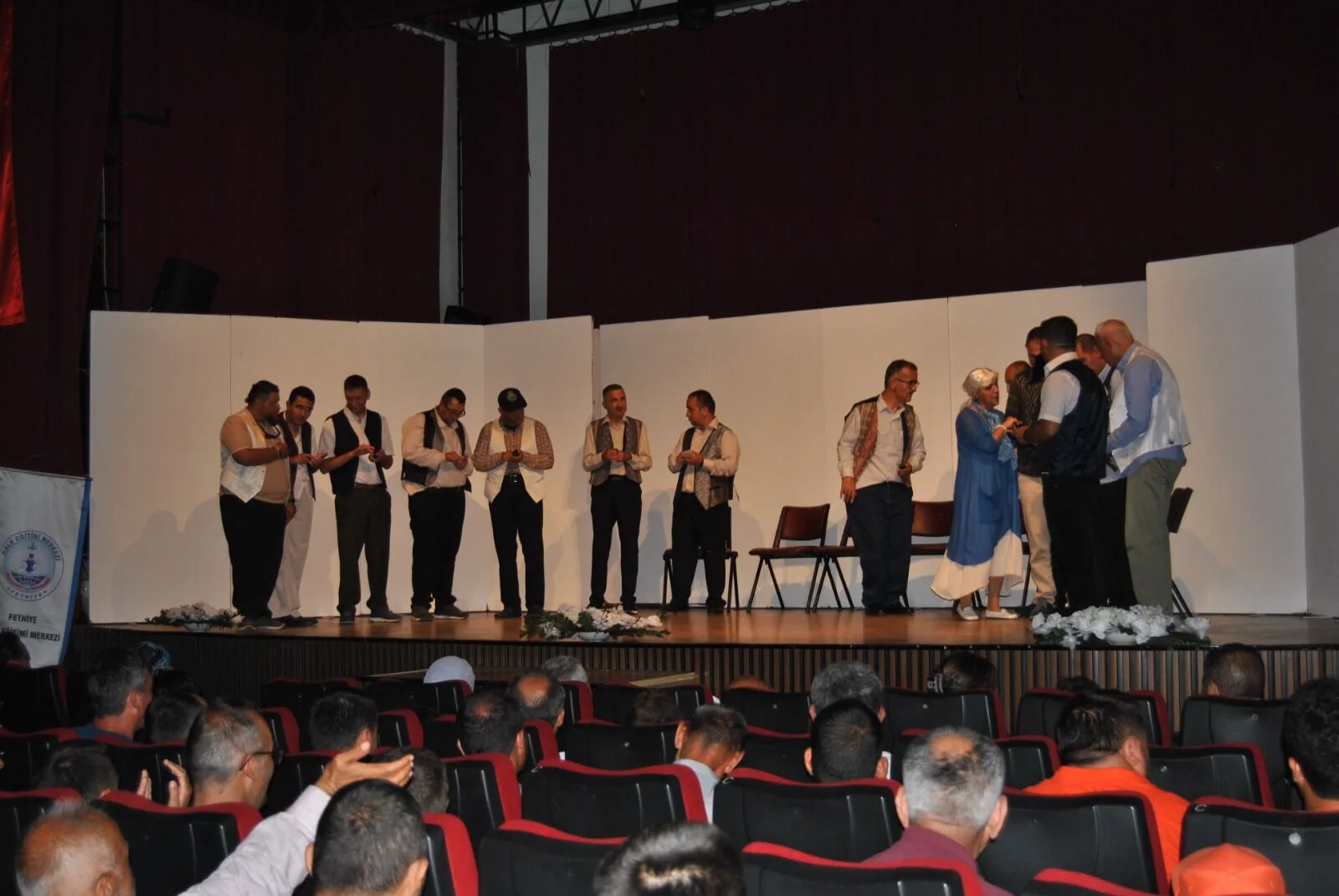 Fethiye'deki Tiyatro Oyununda Özel Bireyler Usta Sanatçıları Aratmadı