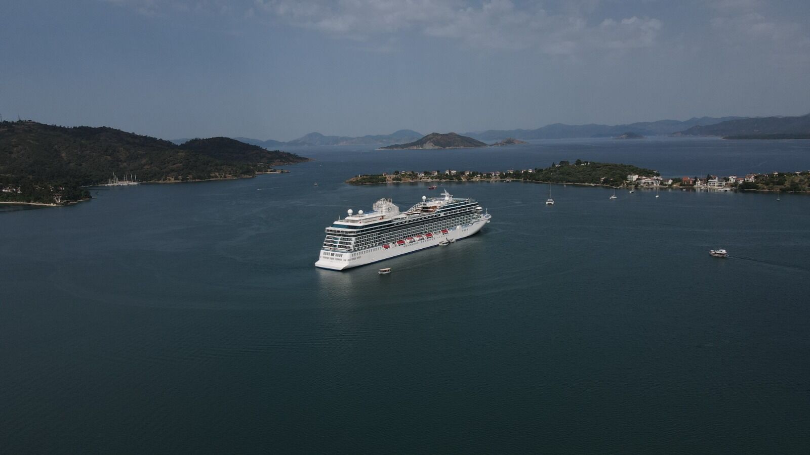 Fethiye’ye Sezonun İlk Kruvaziyer Gemisi Geldi